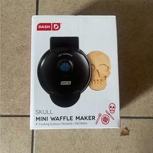 Dash skull mini waffle maker